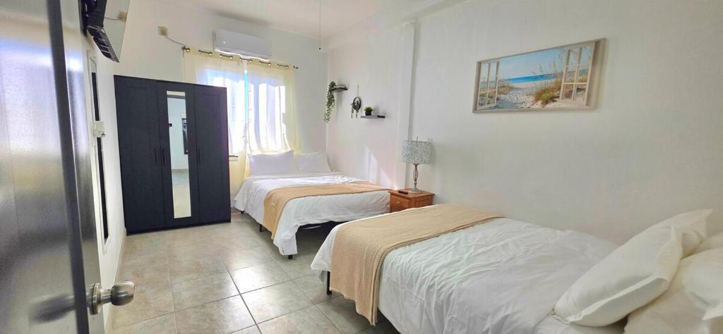 10 MIN FROM BEACH! 4 Queen Beds photo 2