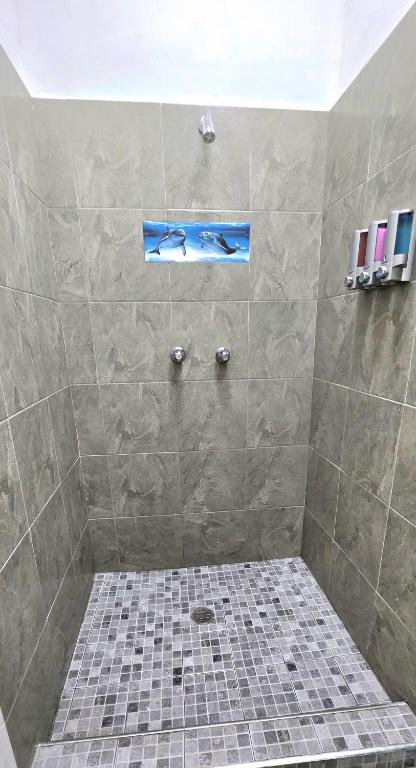 10 MIN FROM BEACH! 4 Queen Beds photo 3