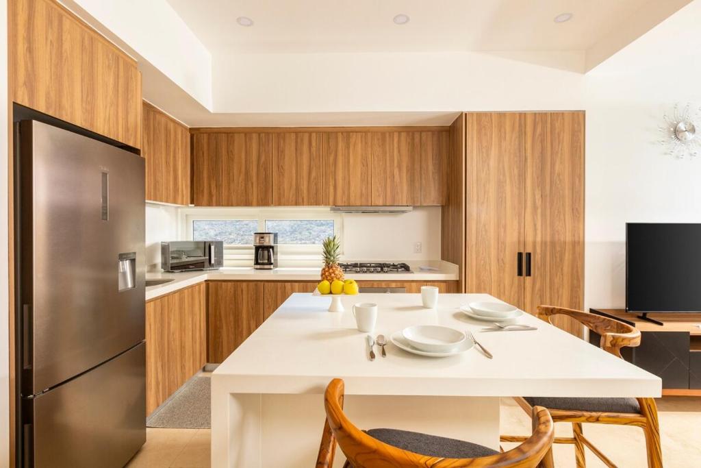 Stunning View Oceanfront Condo by Moikkarentals photo 3
