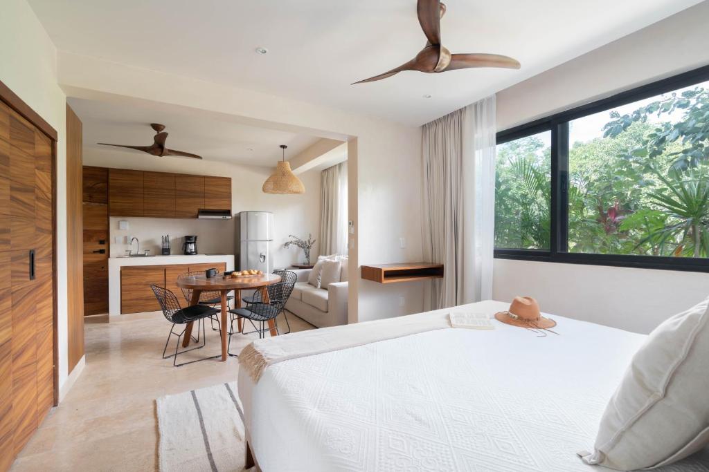 Modern 2BR Penthouse Concierge Gated community photo 2