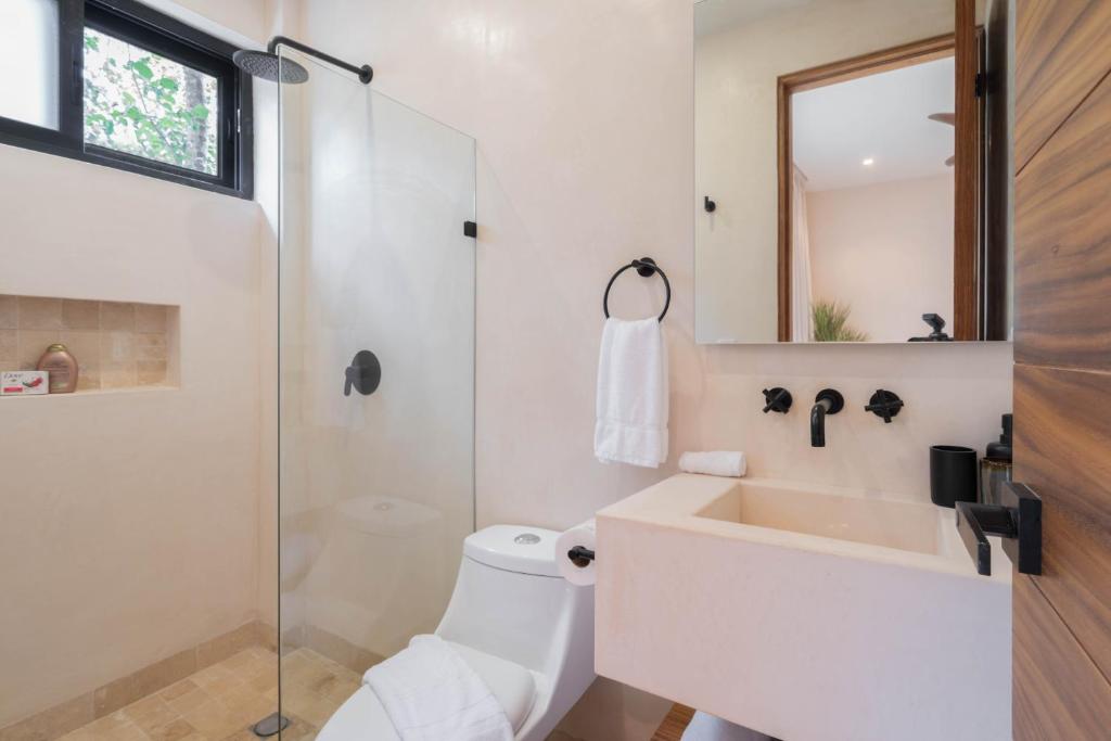 Modern 2BR Penthouse Concierge Gated community photo 3