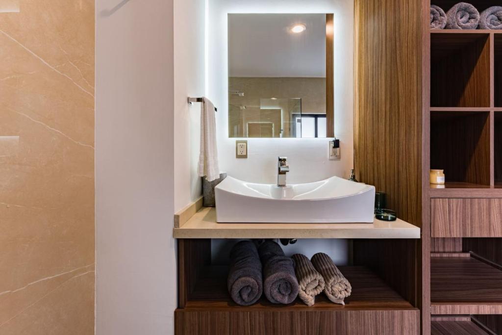 Stylish Polanco Stay Best for Groups with Workspace photo 3