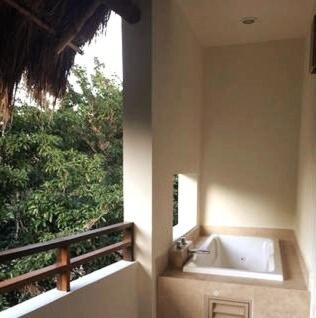 Spacious Penthouse with private rooftop & jacuzzi photo 3