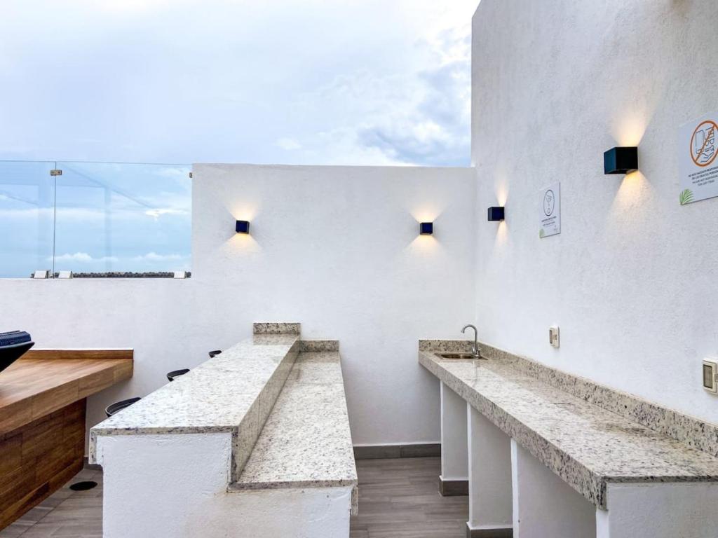 Shiny Studio on 5th Ave with Pool and Gym Steps to Beach photo 3