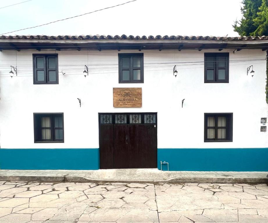 Alhambra Hotel - San Cristóbal de las Casas — photo 1
