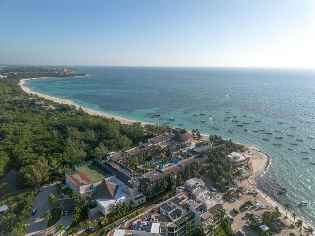 Modern Condo 200m from Beach & 5th Ave — photo 1