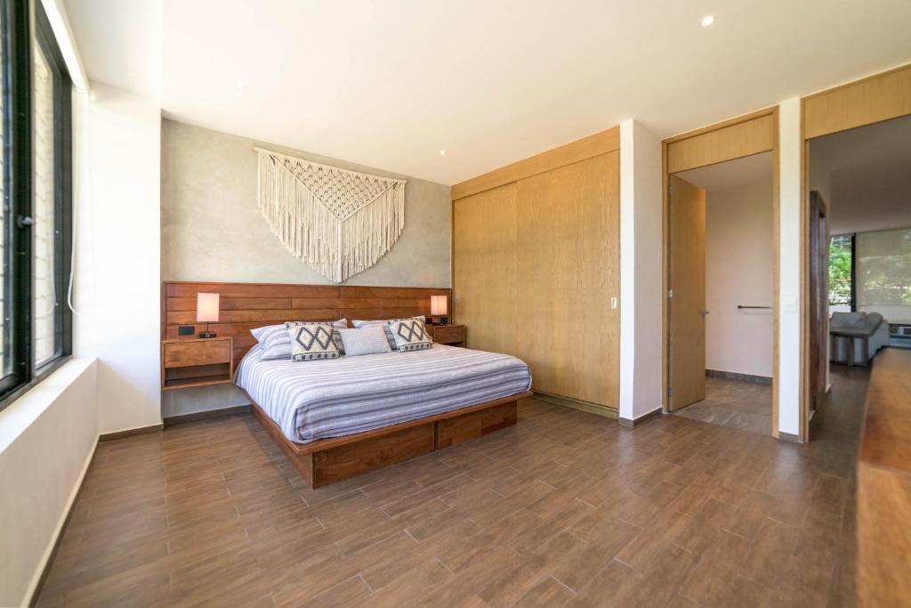 Modern Condo 200m from Beach & 5th Ave photo 2