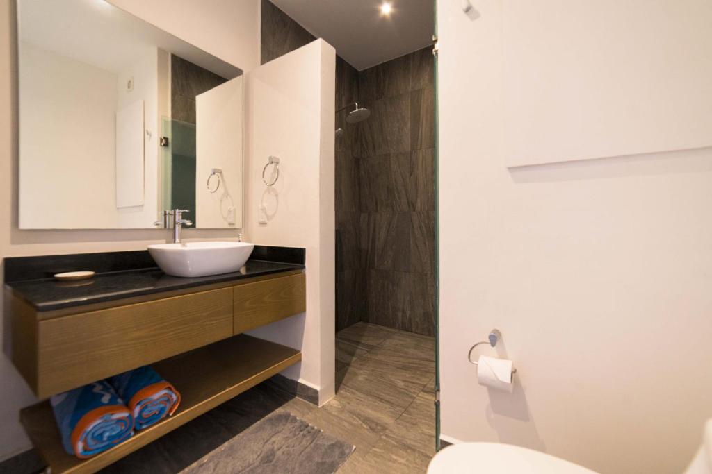 Modern Condo 200m from Beach & 5th Ave photo 3