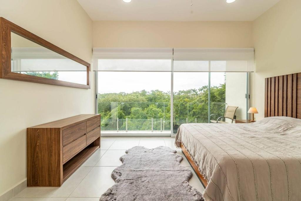 Stylish 2 BR Condo with Balcony photo 2