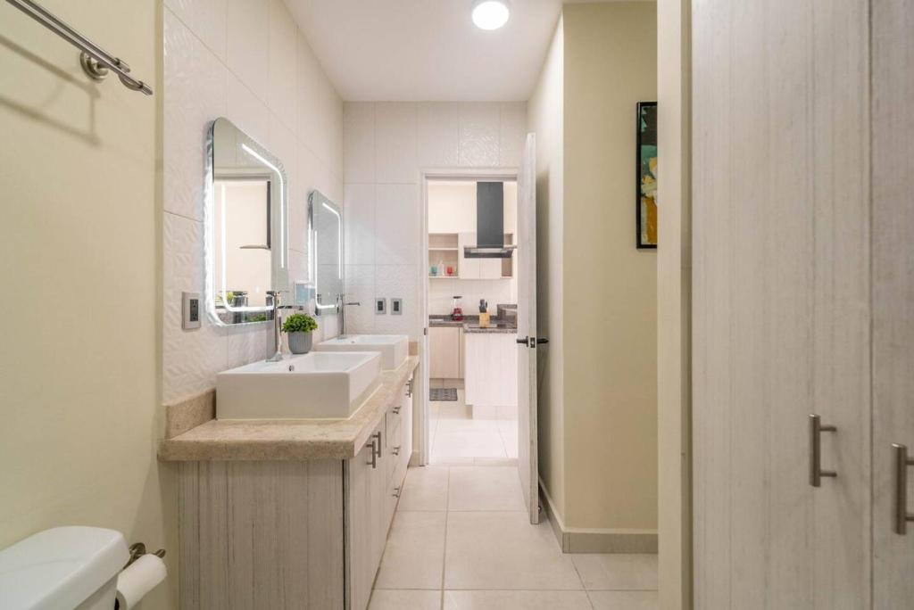 Stylish 2 BR Condo with Balcony photo 3