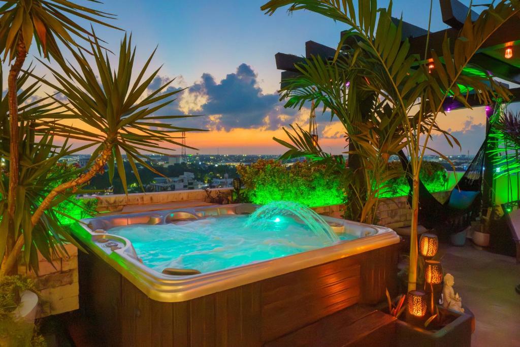 Luxury 4 Bedroom Penthouse with Private Jacuzzi steps from hotel zone — photo 1