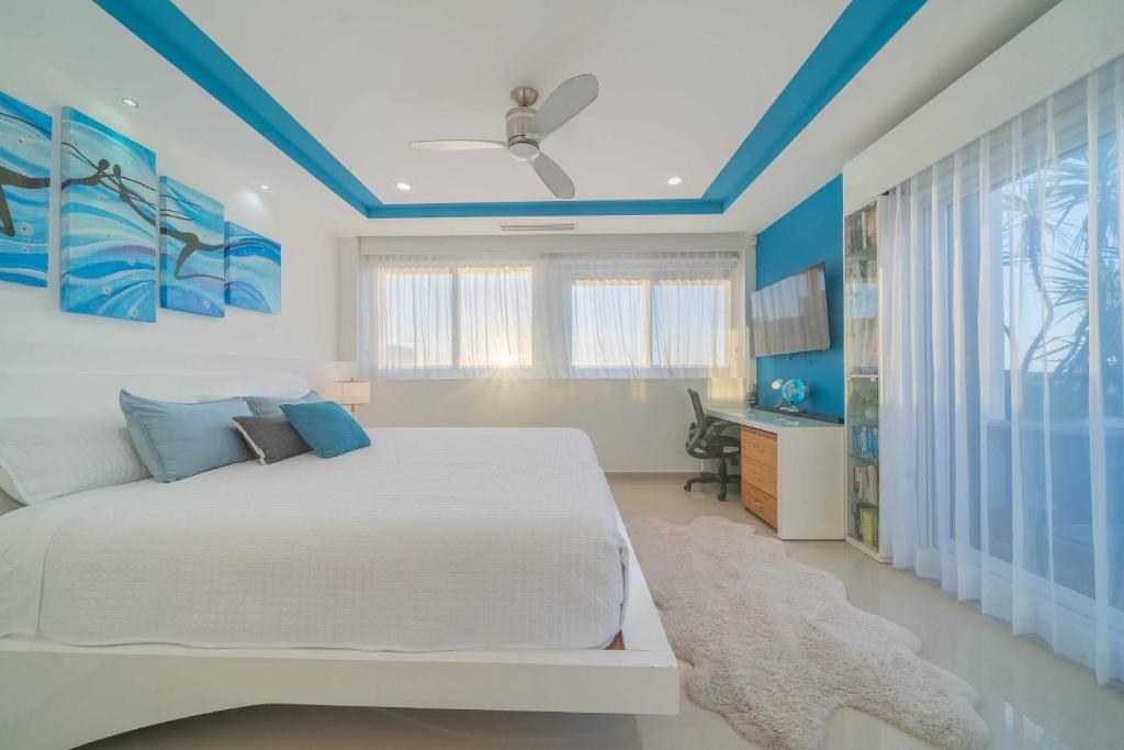Luxury 4 Bedroom Penthouse with Private Jacuzzi steps from hotel zone photo 2