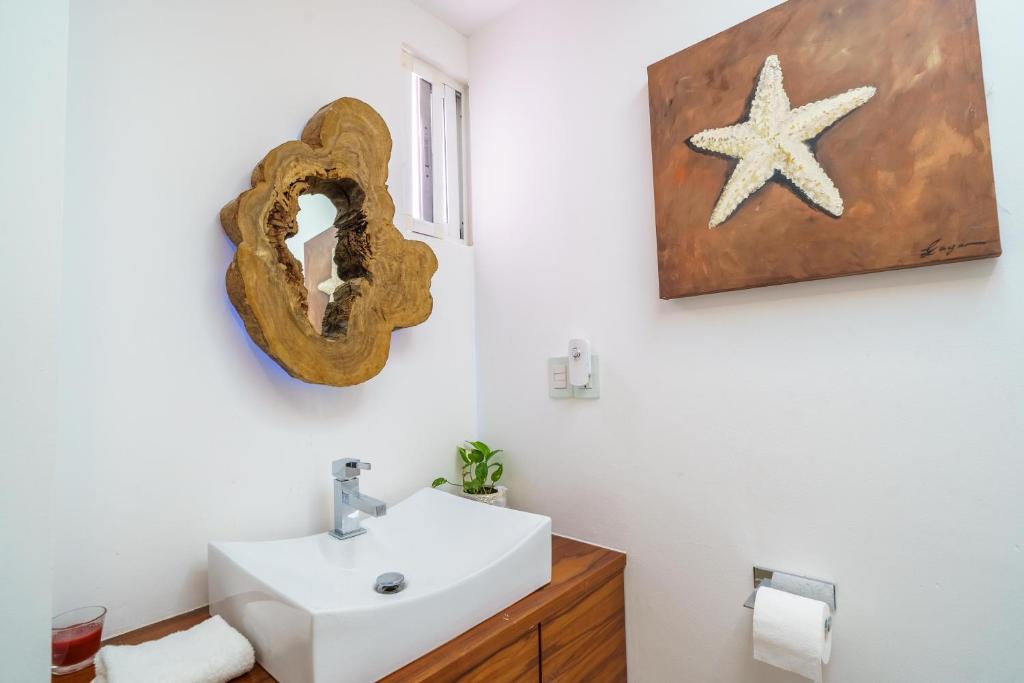 Luxury 4 Bedroom Penthouse with Private Jacuzzi steps from hotel zone photo 3