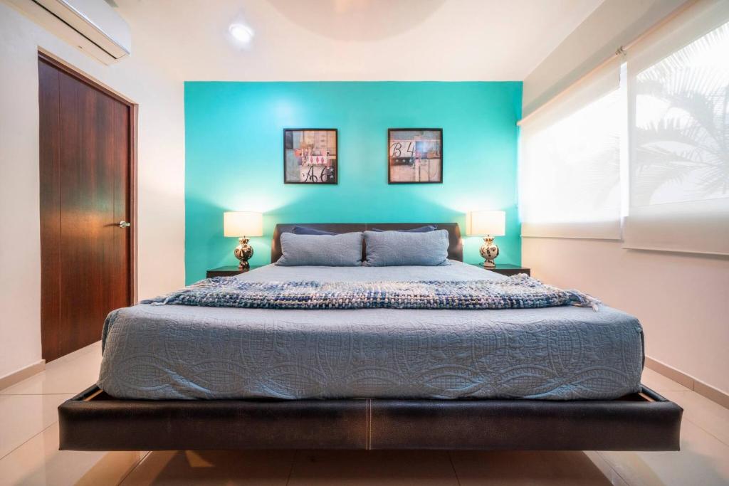 Modern 2 Bedroom Condo with Pool photo 2