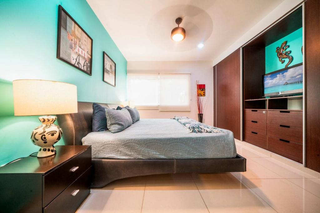 Modern 2 Bedroom Condo with Pool photo 3