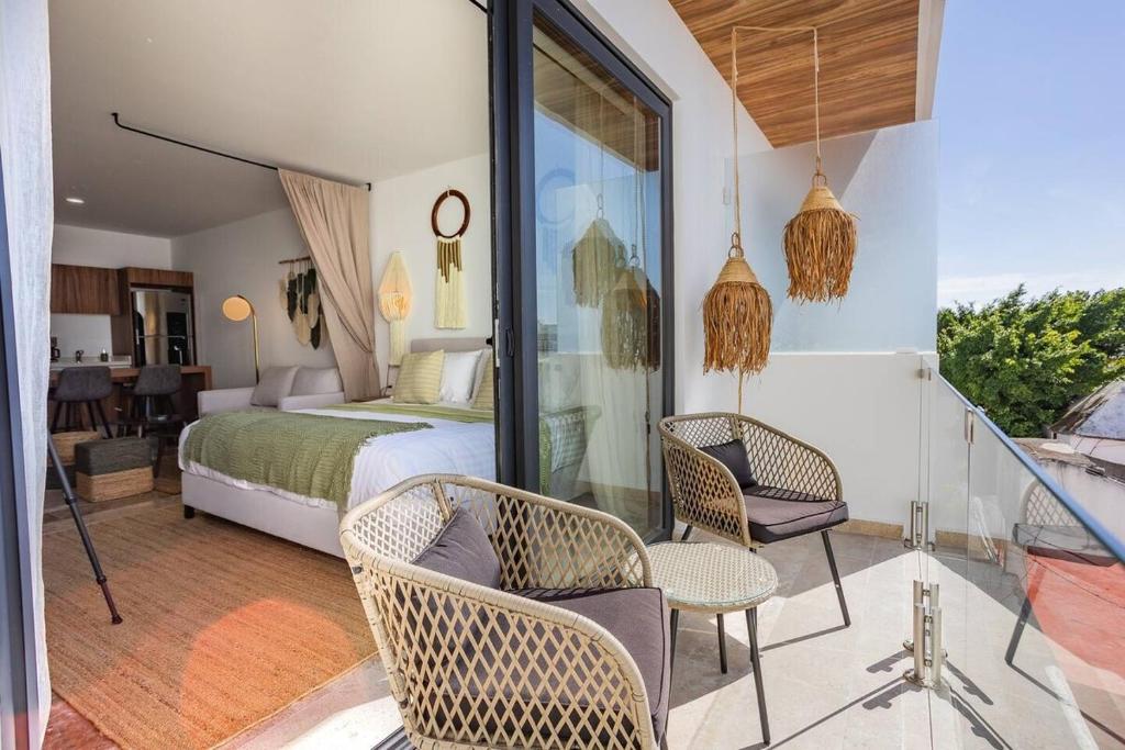 Stunning New Studio with Rooftop Pool photo 2