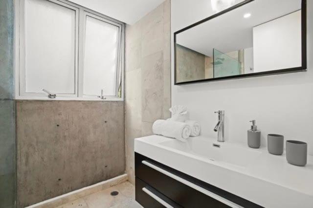 113 B201 Luxury 3br 2 baths in Condesa Elevator 24hrs Security and parking photo 3