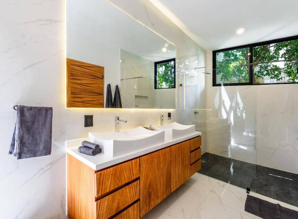 Stunning modern villa with pool and beach access photo 3