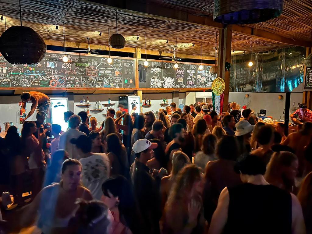 Straw Hat Surf Hostel & Bar photo 2