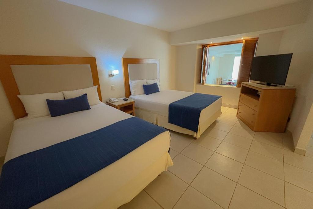 Spacious with beach & restaurant access! photo 2
