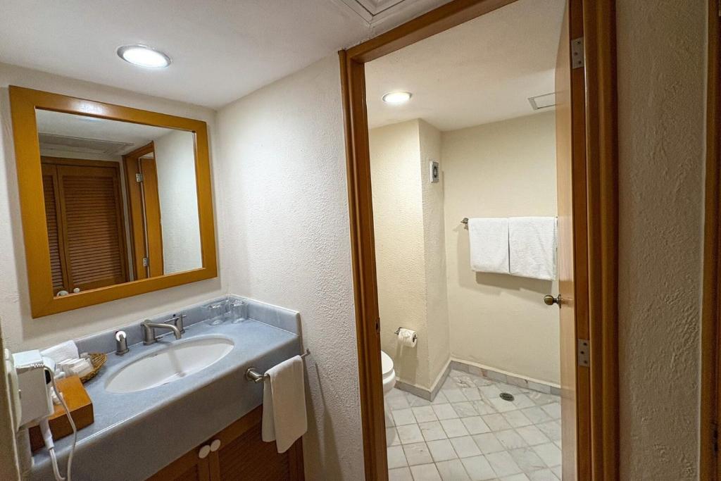 Spacious with beach & restaurant access! photo 3