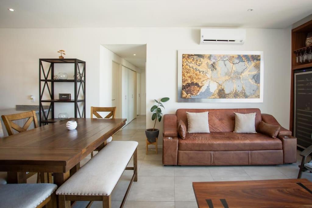 Spacious 3 bedroom apartment with cool amenities — photo 1