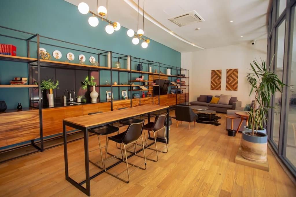 Spacious 3 bedroom apartment with cool amenities photo 3