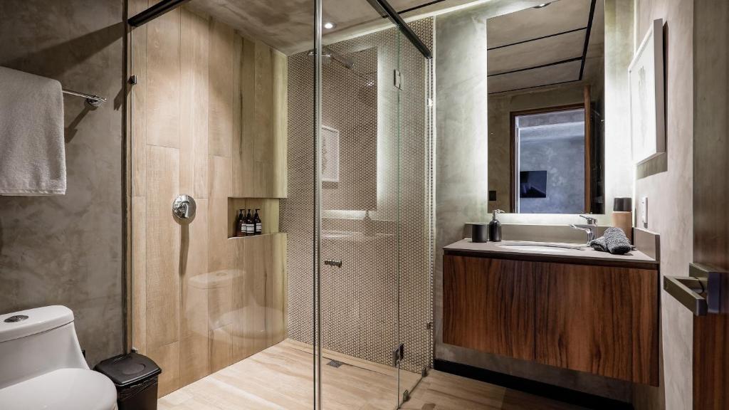 Contemporary Condo Central & Well-Located photo 3