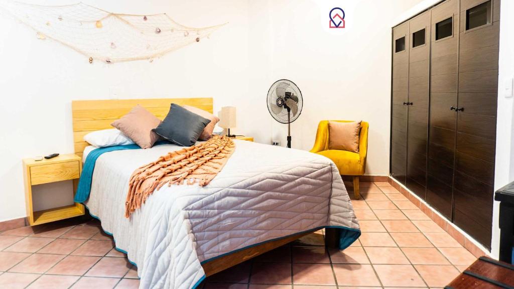 Spacious Room with Ensuite and Work Desk — photo 1