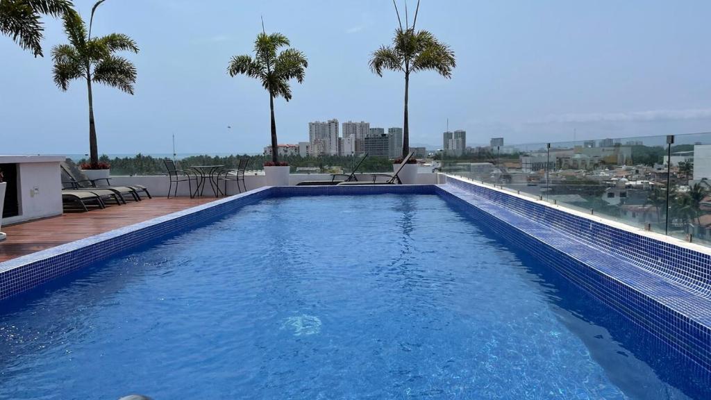 15 Minute Walk to Beach KING Bed Rooftop Pool photo 2