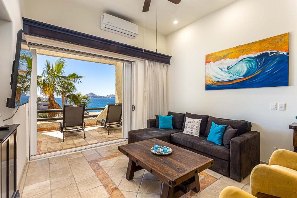 Stunning 2 BR with Ocean Views & Jacuzzi by the Beach photo 2