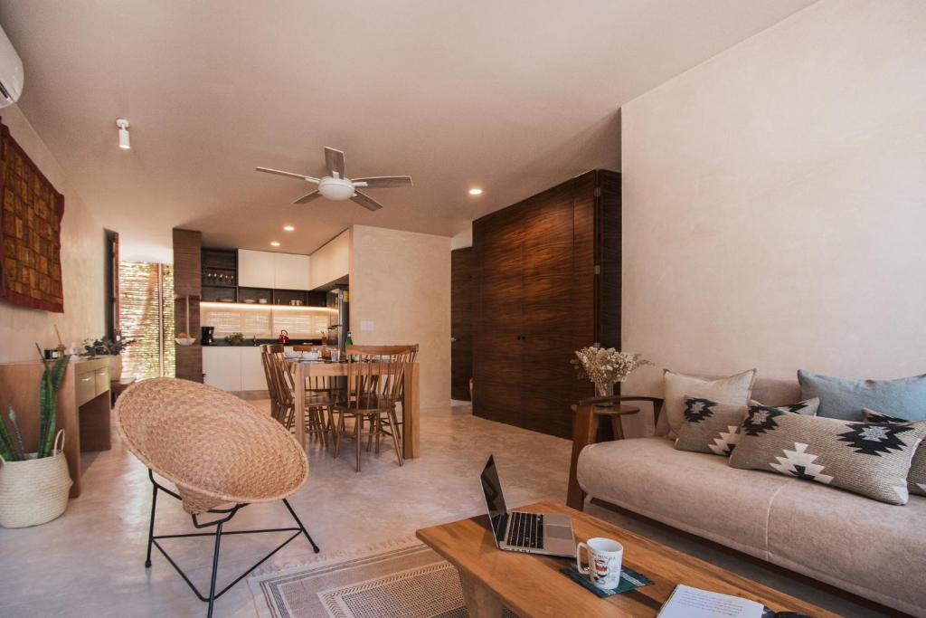 Spacious 2BR apt · Wide balcony w/tub & Yoga deck photo 2
