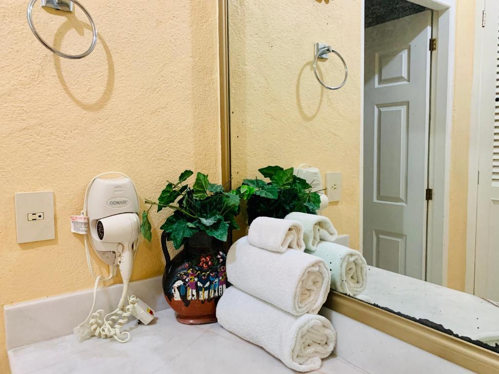 VILLA PARA 8p 6A 2M dentro del HOTEL a un costado del Krystal IXTAPA cuenta con playa y WIFI photo 3