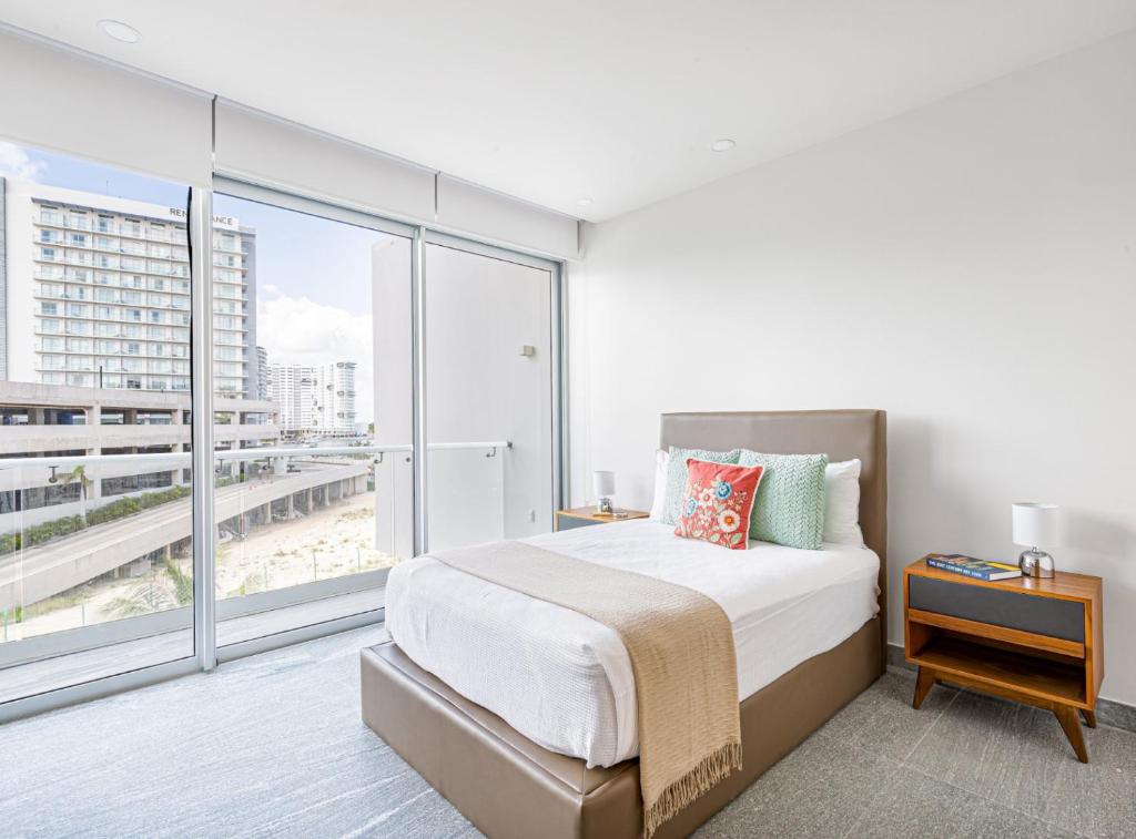 Luxurious 4BR condo by the beach - Rooftop pool photo 2