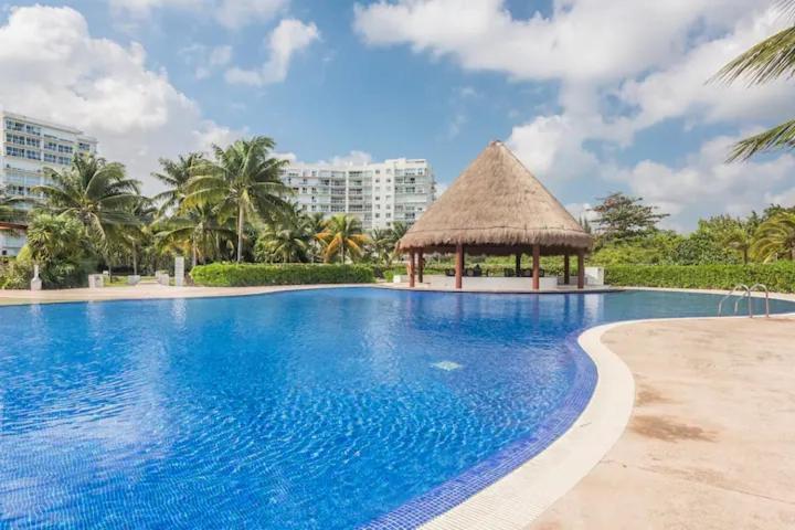 SEASlDE Beachfront 4 BDR by Casa Paraiso photo 2