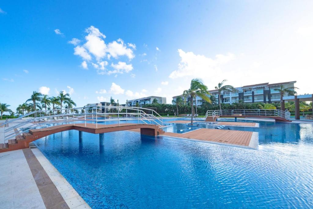Luxury 2 BR Condo with tub & Infinity Pool - Beach Side At Mareazul - Sirenita G — photo 1