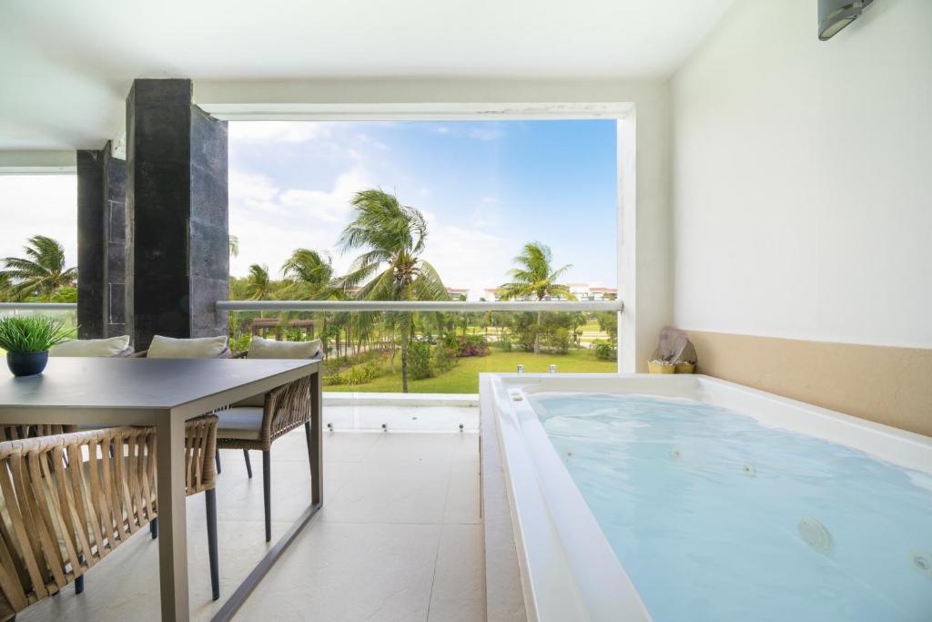Luxury 2 BR Condo with tub & Infinity Pool - Beach Side At Mareazul - Sirenita G photo 2