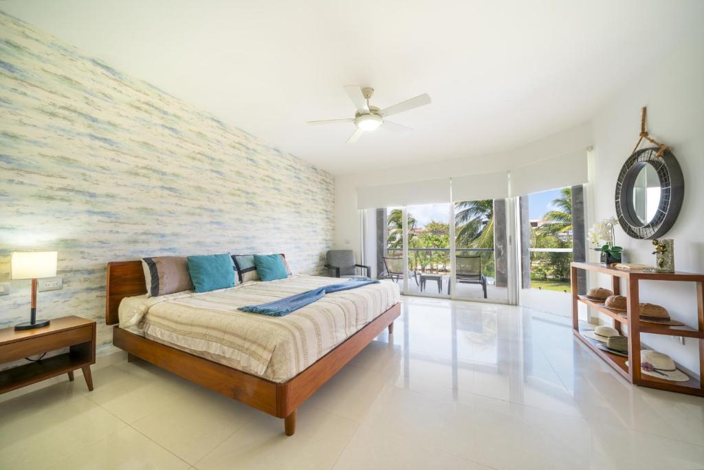 Luxury 2 BR Condo with tub & Infinity Pool - Beach Side At Mareazul - Sirenita G photo 3