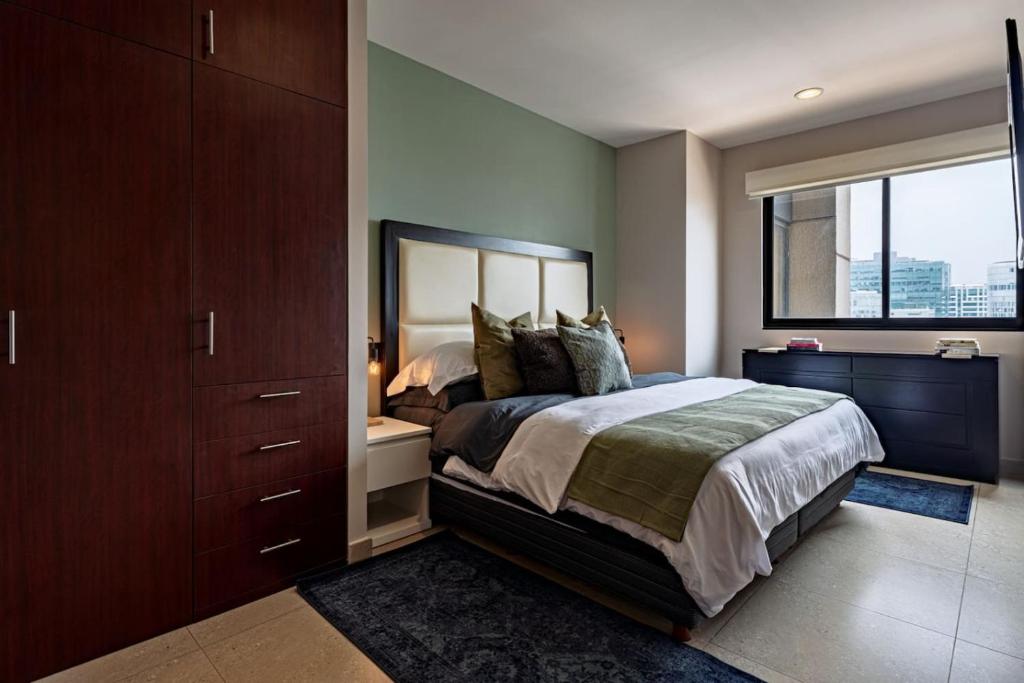 Stylish Apt with Pool and Gym photo 2