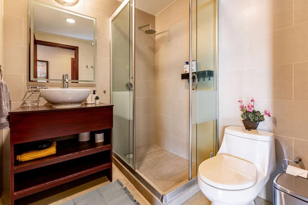 Stylish Apt with Pool and Gym photo 3