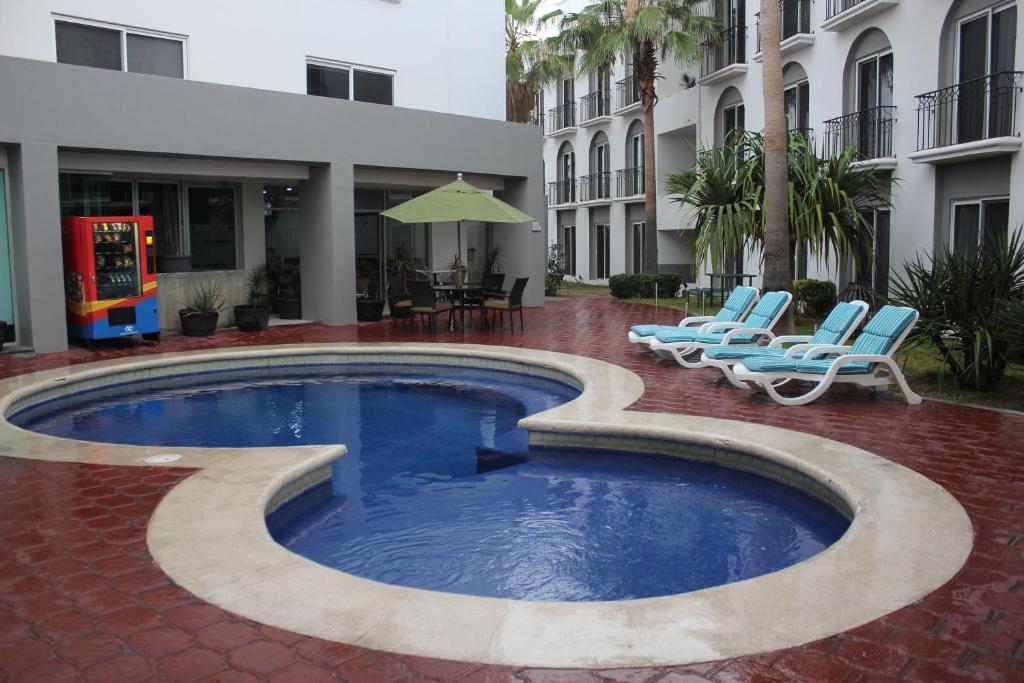 Seven Crown Express & Suites by Kavia photo 3