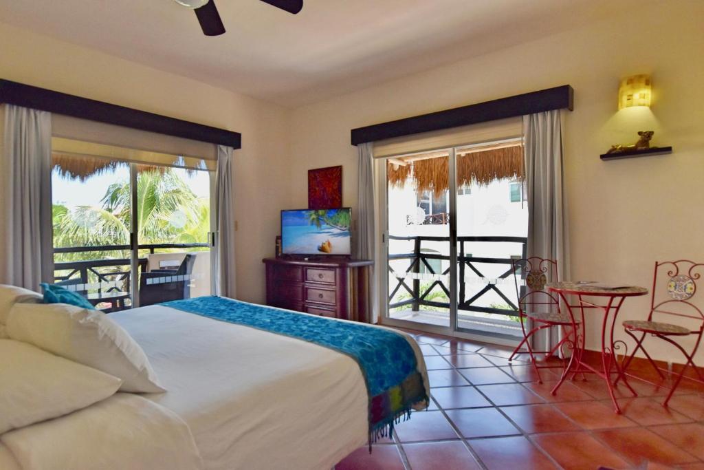Riviera del Sol Amazing King Size Deluxe Suite 301 photo 2