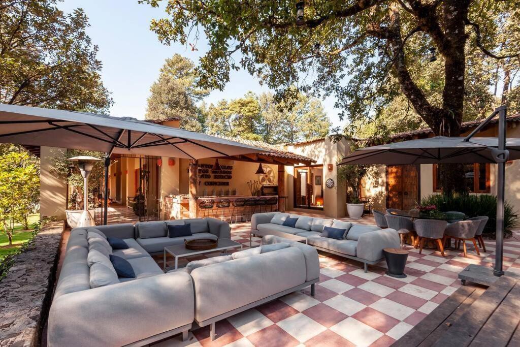 Spectacular House with Jacuzzi and Huge Garden — photo 1