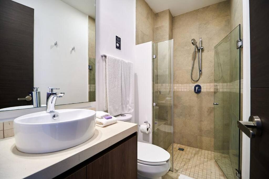 Serene Private Rooftop Jacuzzi Penthouse 2 Pools 5 Min To Beach + Gym photo 3
