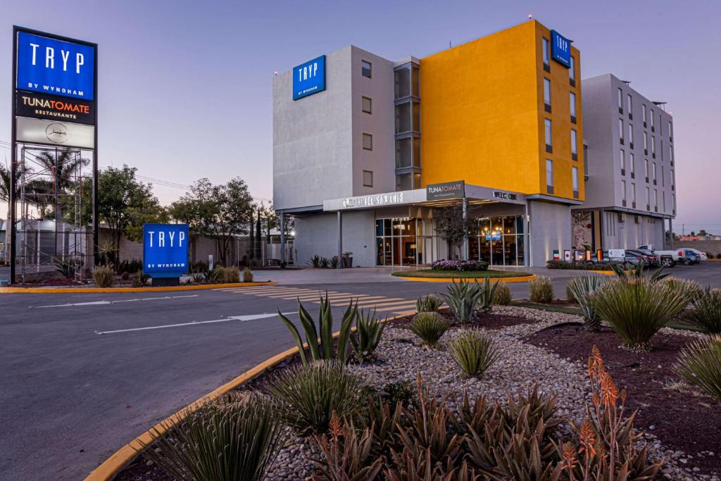 TRYP by Wyndham San Luis Potosi Hotel & Suites — photo 1