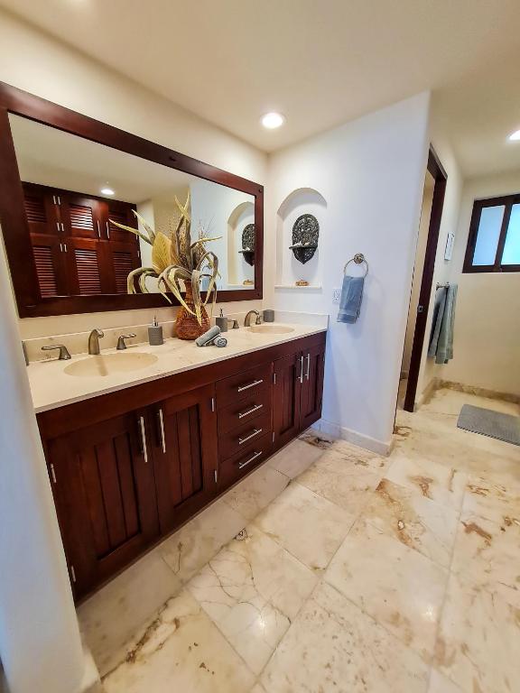 STYLISH OCEANFRONT CONDO with POOL photo 3