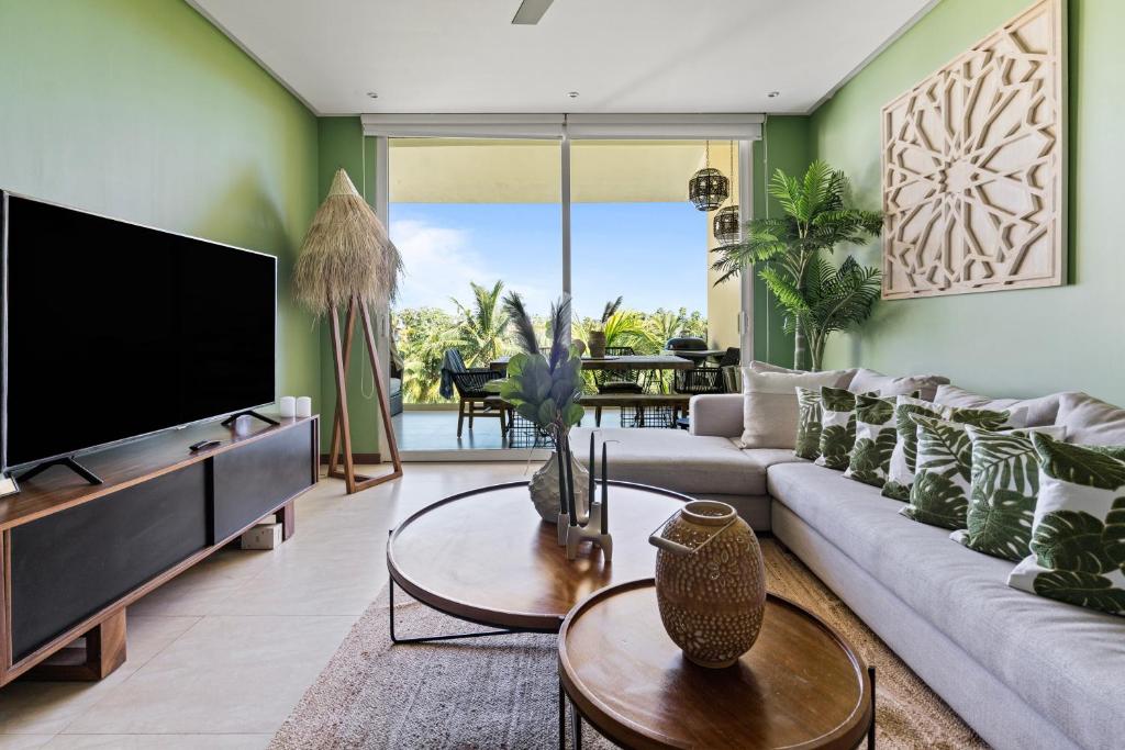 Stylish Peninsula Golf 3BR Oasis with Pool — photo 1