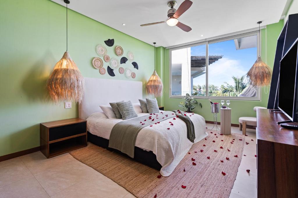 Stylish Peninsula Golf 3BR Oasis with Pool photo 2