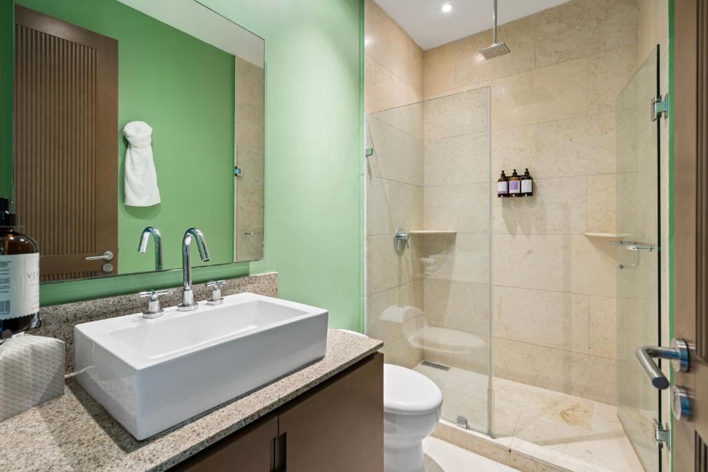 Stylish Peninsula Golf 3BR Oasis with Pool photo 3
