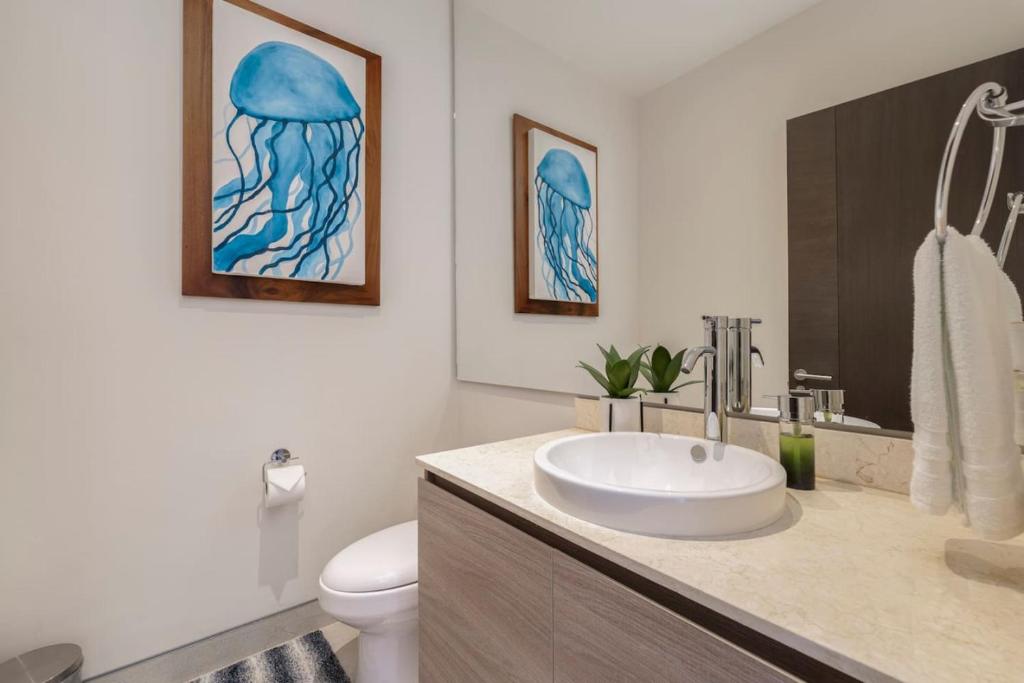 Spectacular New 2BR Condo with BBQ and Ocean views photo 3
